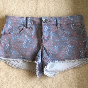 Patterned jean shorts